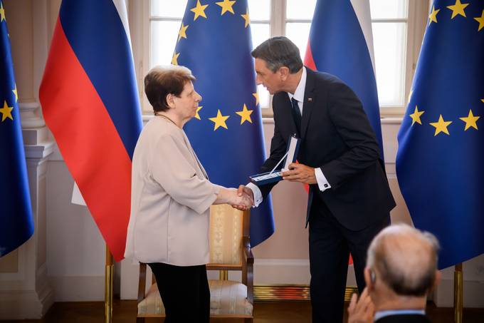 Predsednik republike na posebni slovesnosti v Predsedniški palači vročil državna odlikovanja
